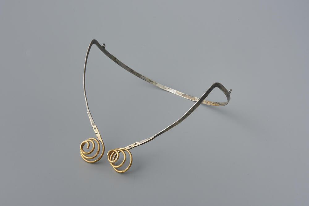 Zilveren oorijzer met gouden krullen, Schouwen, 1856