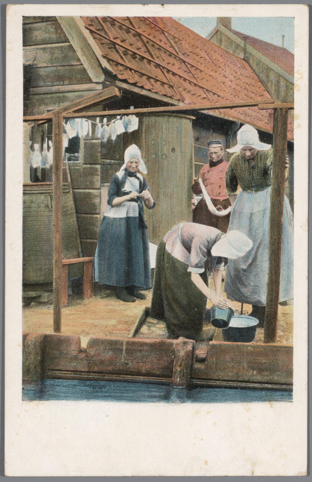 Man en drie vrouwen in Volendammer streekdracht, 1894–1905