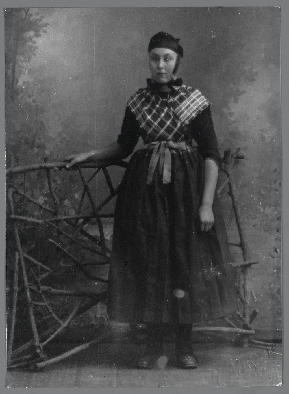 Vrouw in Staphorster streekdracht, 1898–1924