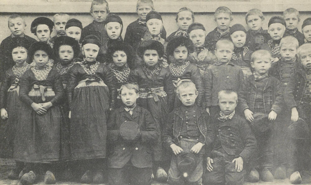 Jongens en meisjes in streekdracht, Rouveen, 1901–1902