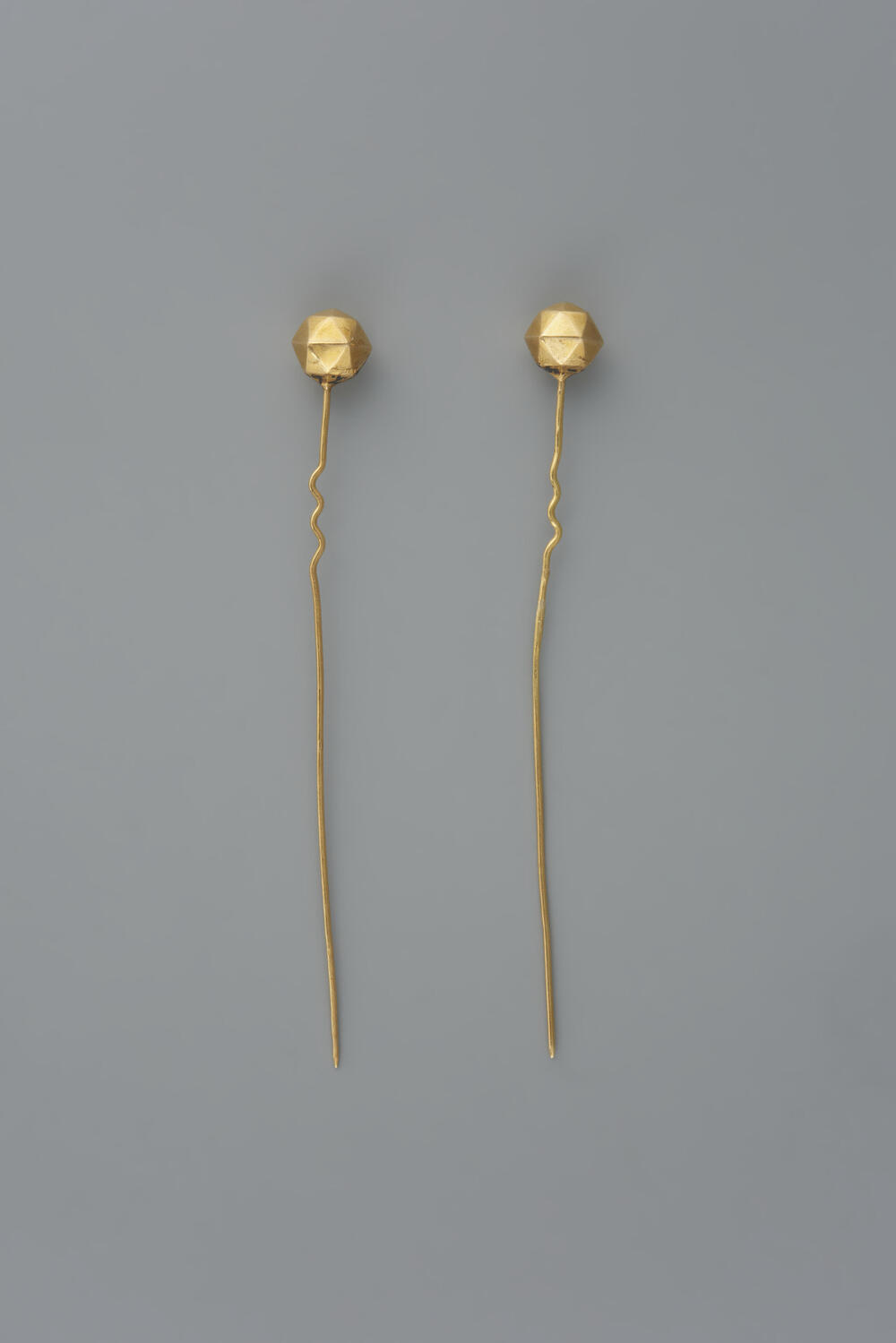Paar gouden mutsenspelden, Groningen, 1800–1850