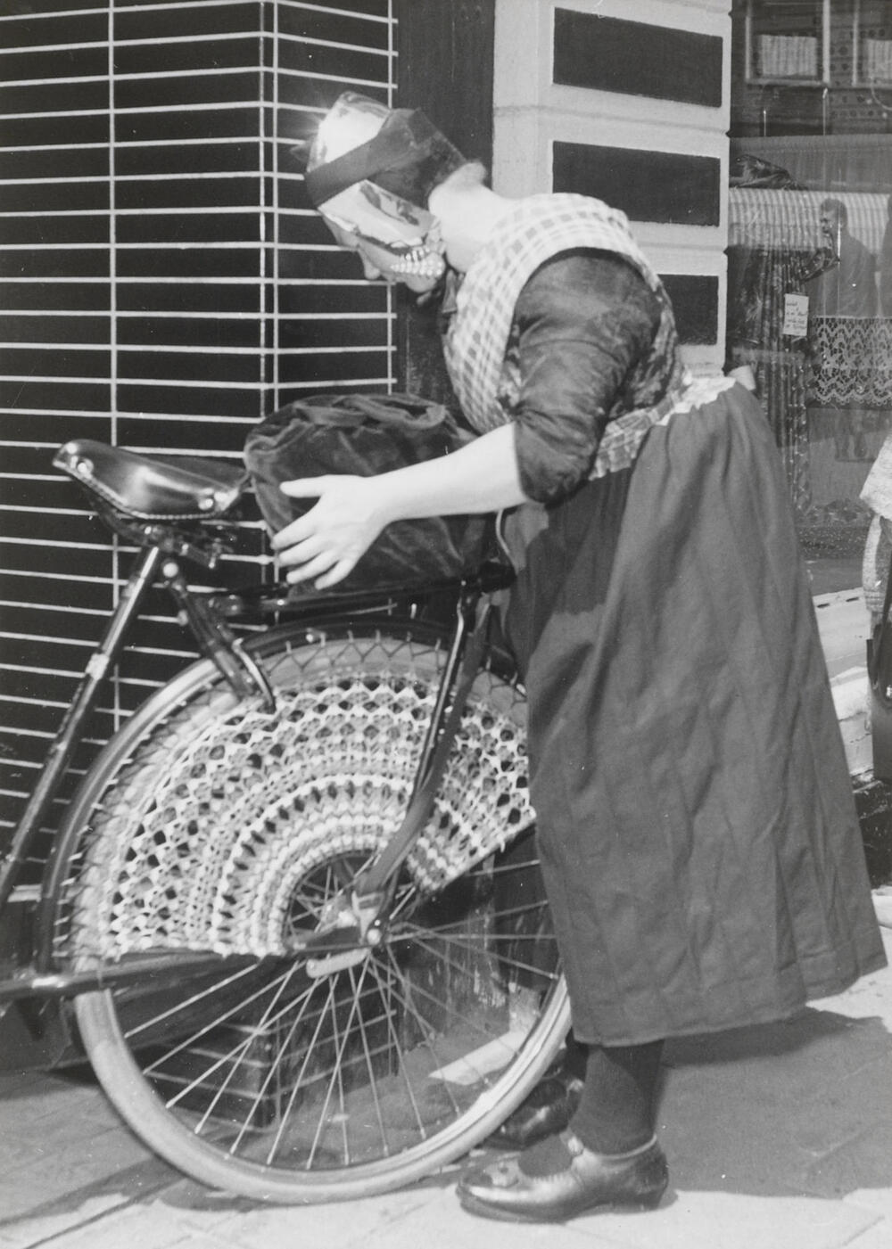 Vrouw in Staphorster streekdracht, Meppel, 1960