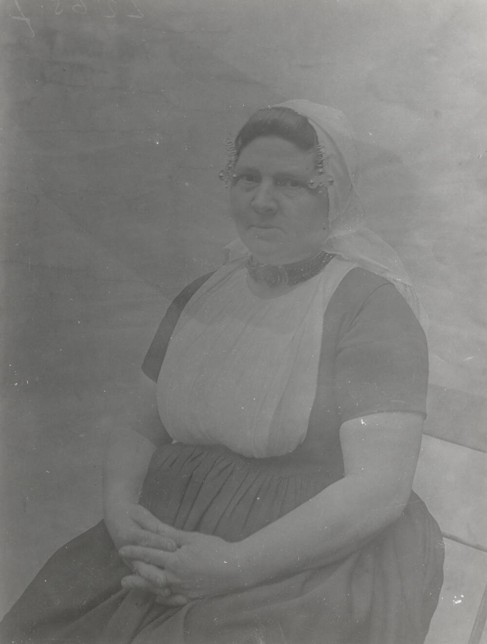 Vrouw in streekdracht uit het Middelburger Ambacht, circa 1913