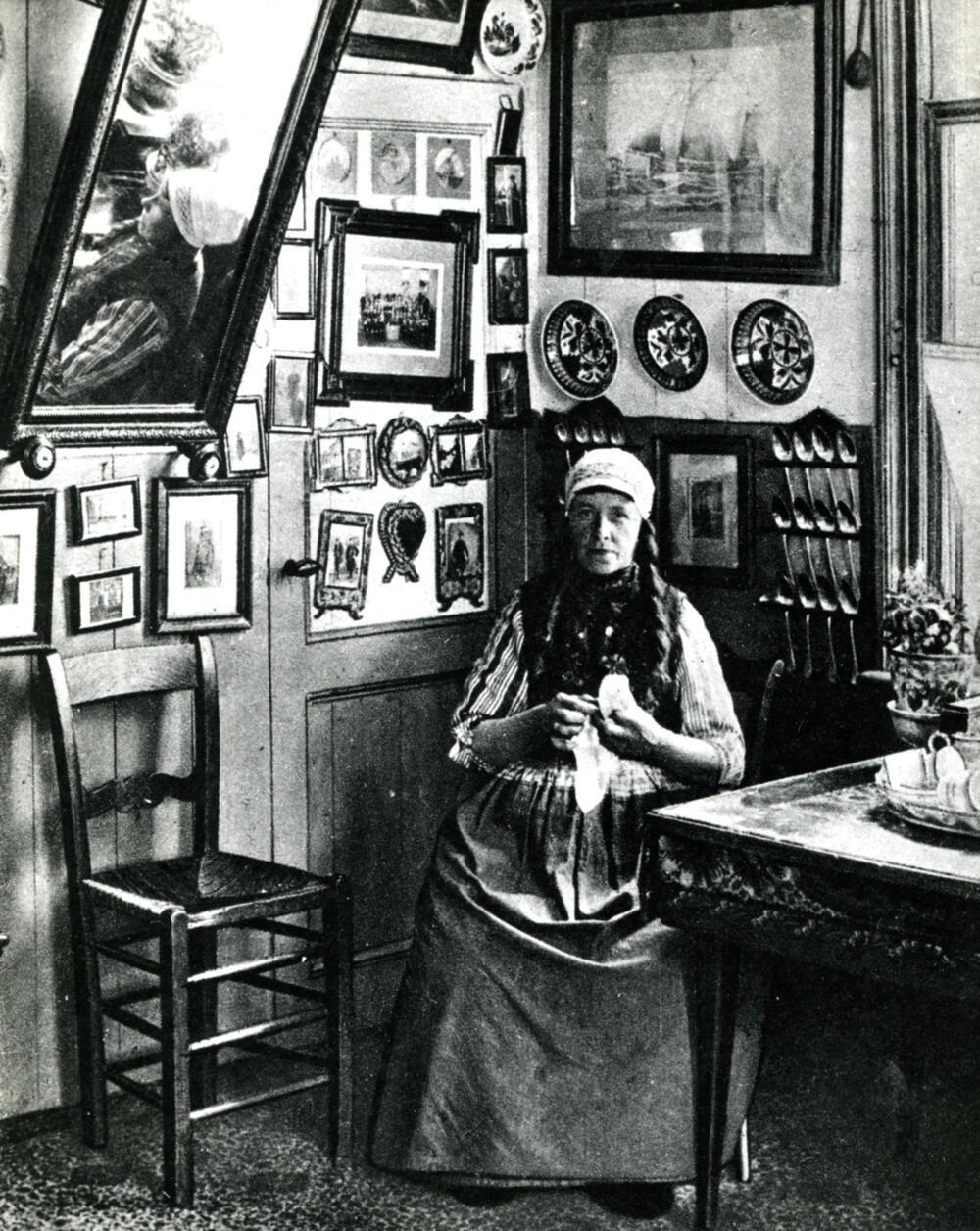 Maretje Boes-Appel in traditioneel Marker interieur, 1921