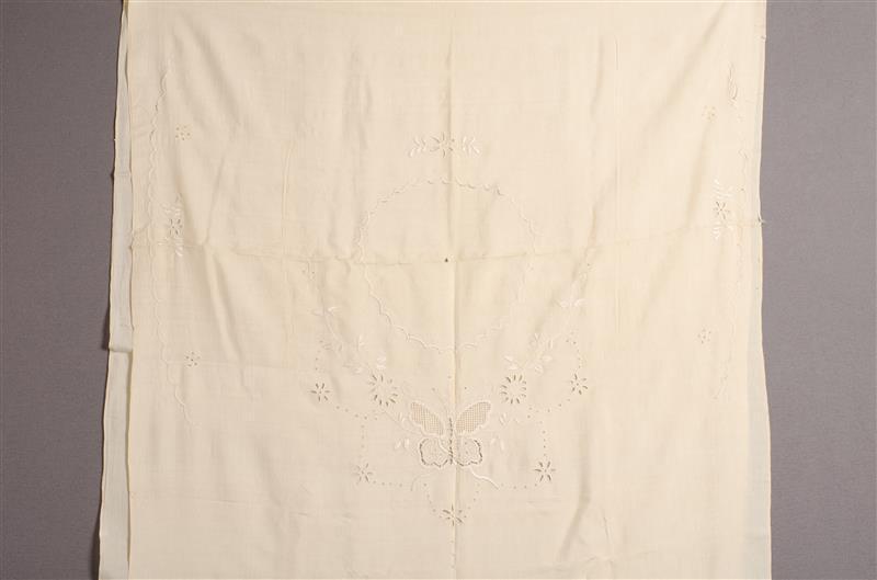 Geborduurd textielfragment voor nachtjapon