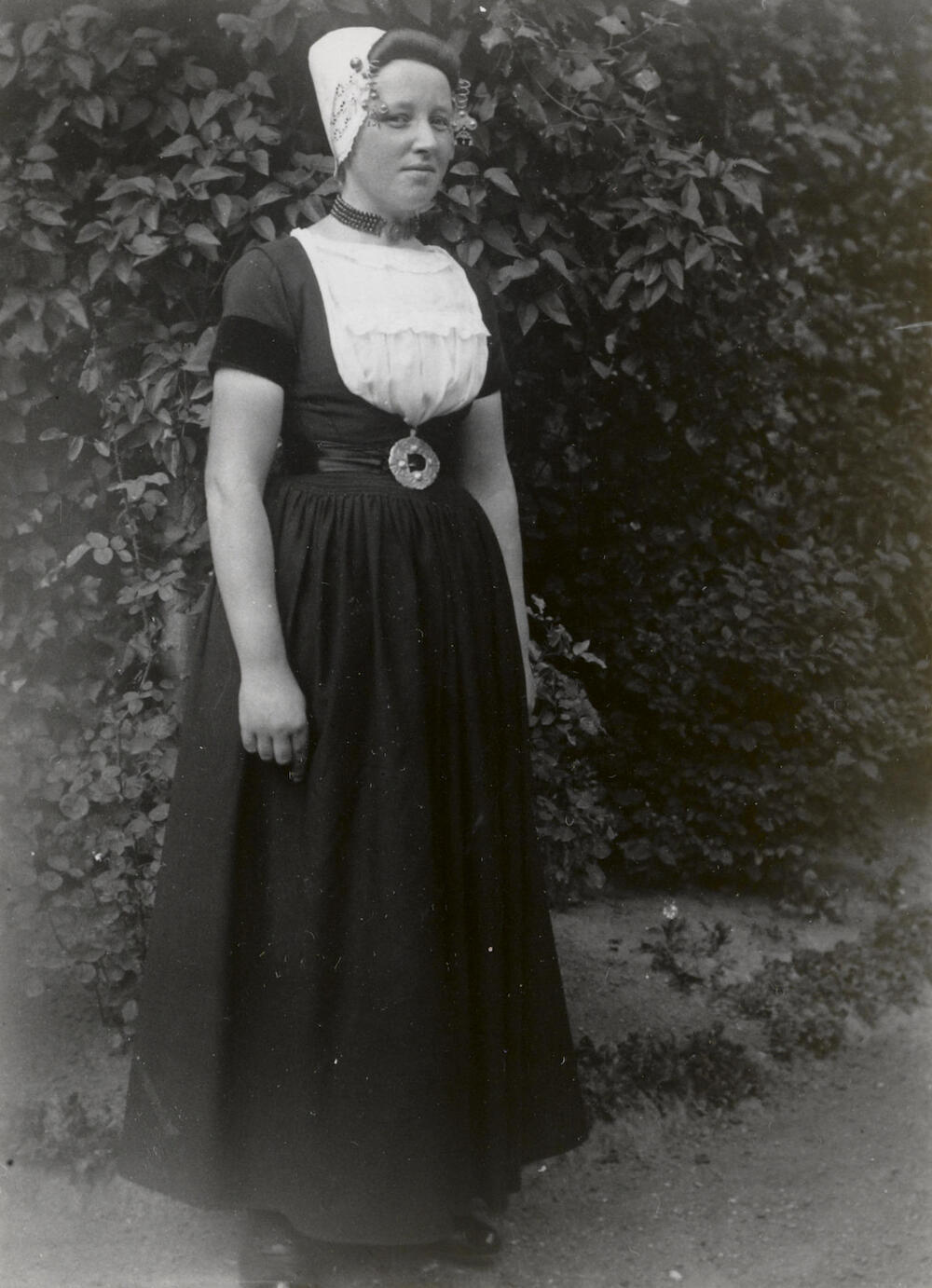 Vrouw in Walcherse streekdracht, 1913–1916
