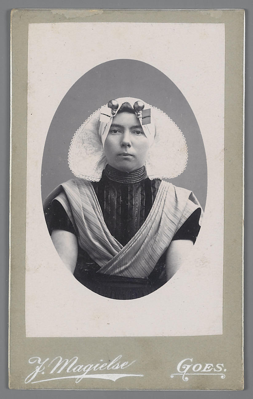 Vrouw in protestantse Zuid-Bevelandse streekdracht, 1890–1920