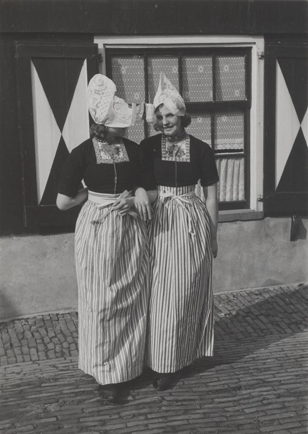 Meisjes in Volendammer dracht, 1951