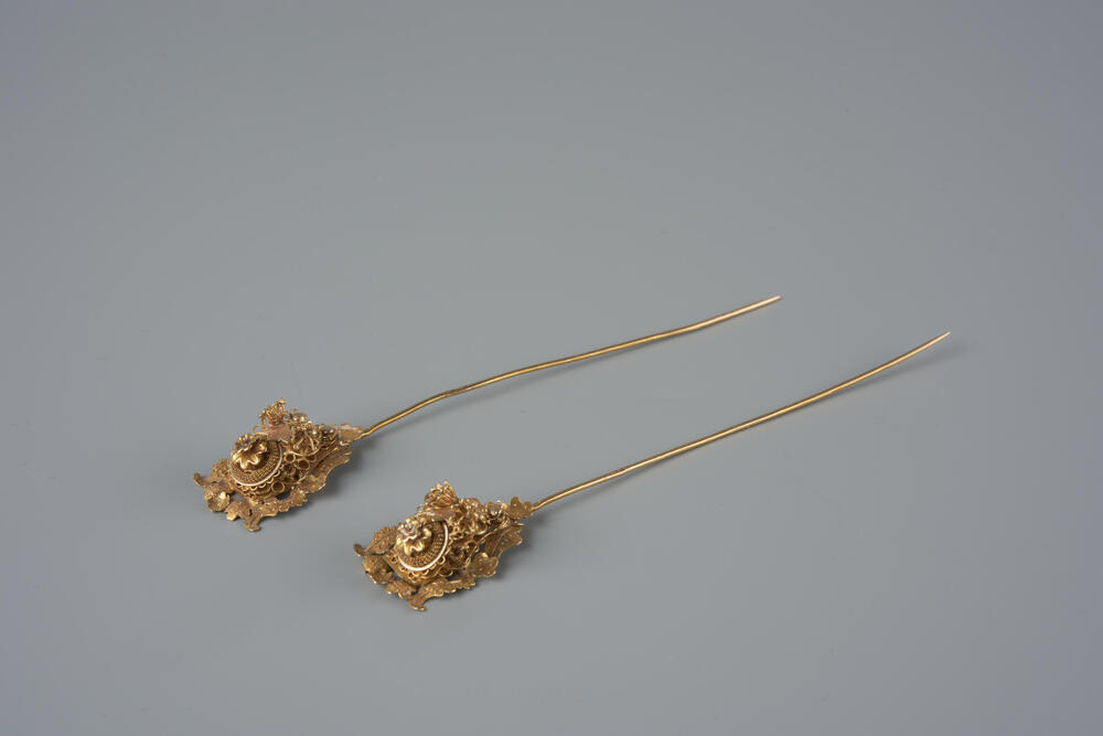 Paar gouden kapspelden, Rijn- en Delfland, 1873–1906