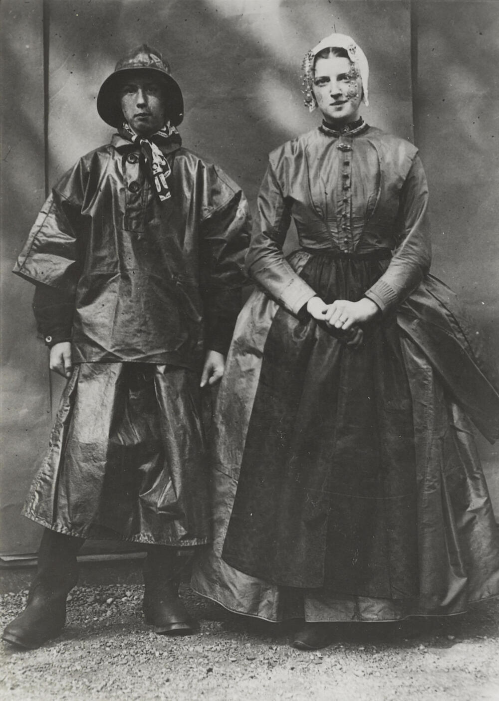 Man en vrouw in Vlaardingse streekdracht, 1913