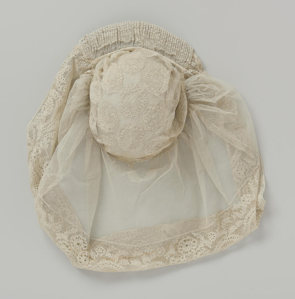 Muts, gedragen met poffer, Wanroij, voor 1948