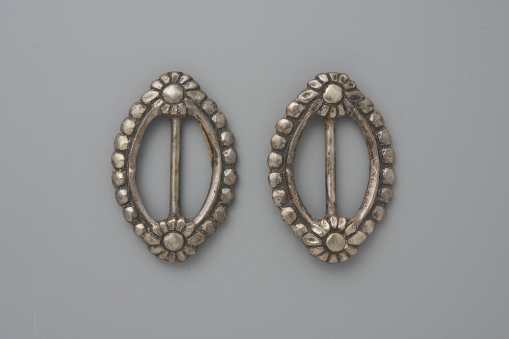 Paar zilveren kuitgespen, Walcheren, 1853–1890
