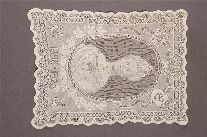 Kleedje met voorstelling van koningin Wilhelmina