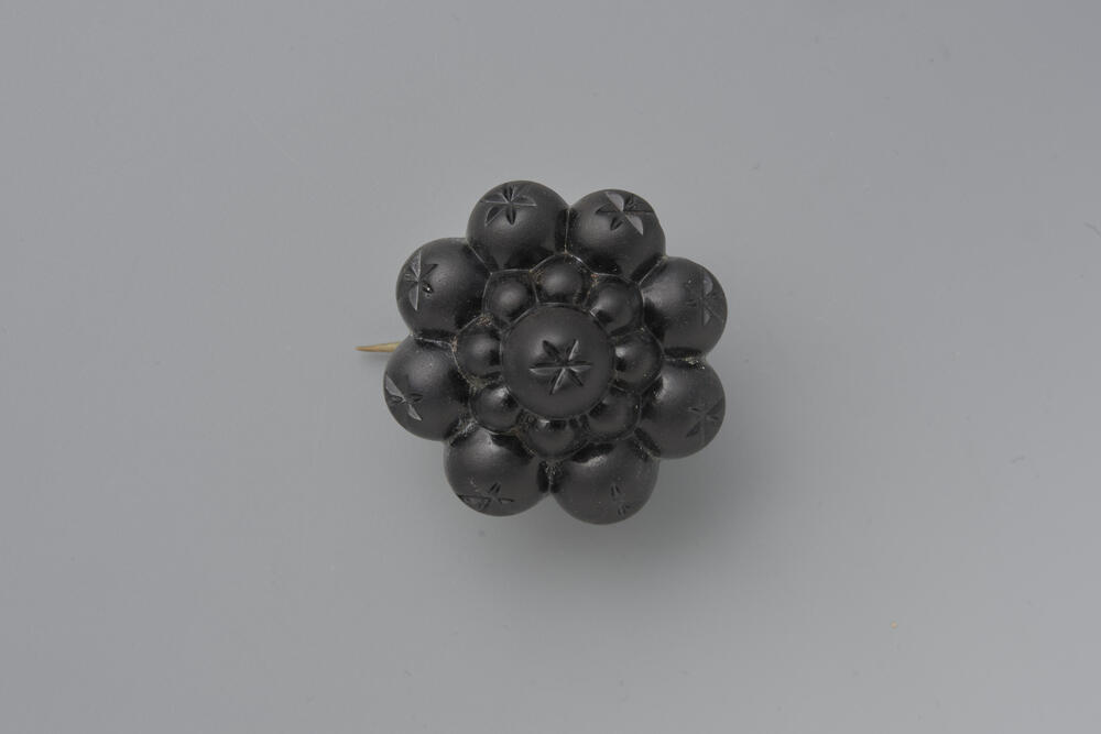 Broche met braamknop, Noord-Beveland