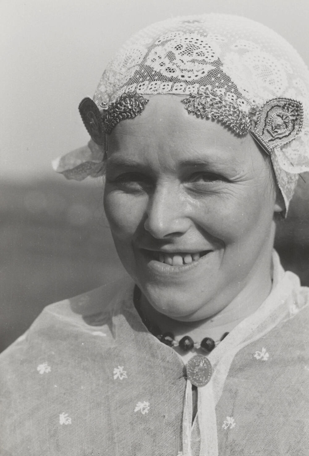Vrouw uit Workum, verkleed in Friese dracht, 1944