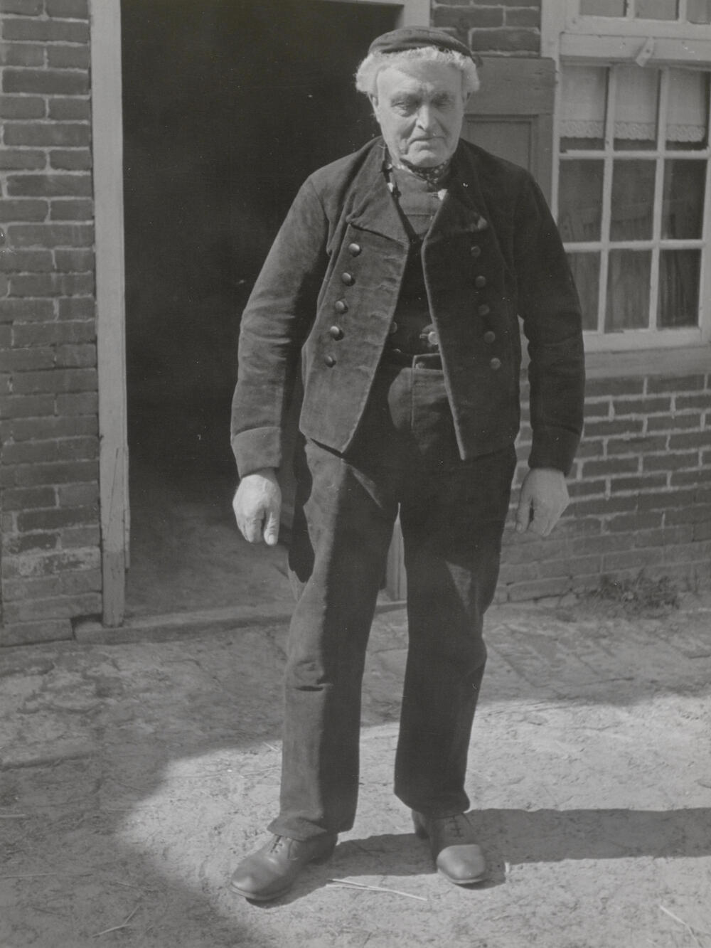 Jan Smit in Staphorster dracht, 1944