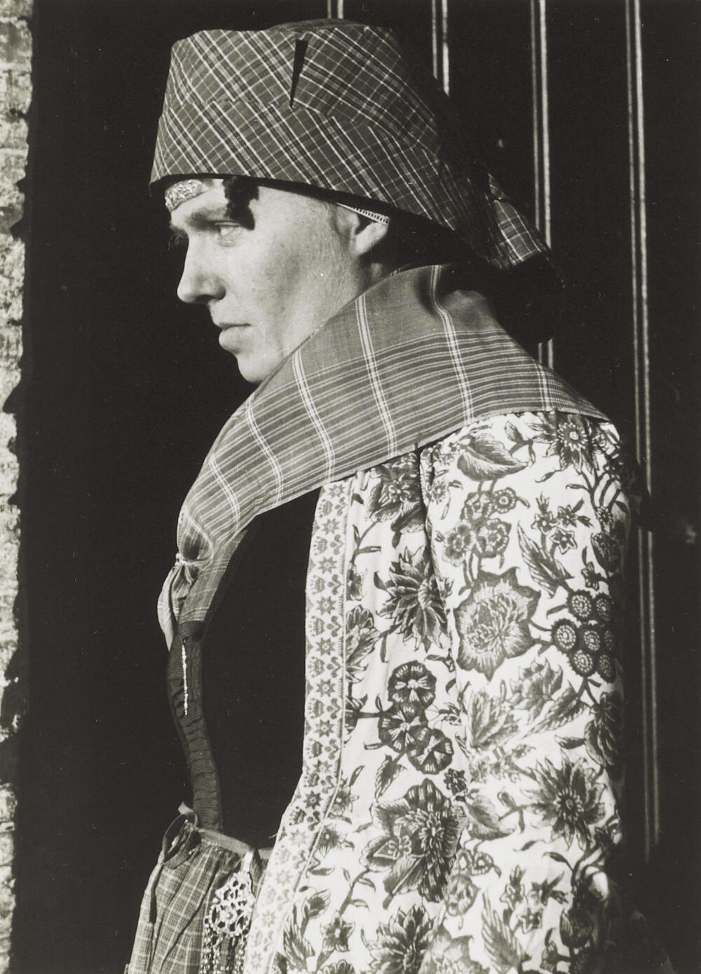 Jacomina van Elselo verkleed in Hindelooper dracht, 1943