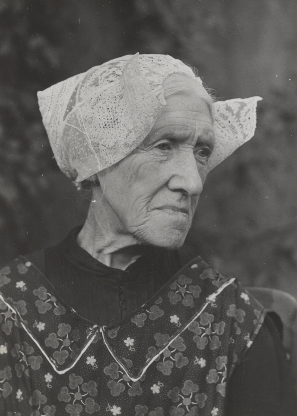 Mevrouw De Boer uit Laren in streekdracht, 1952
