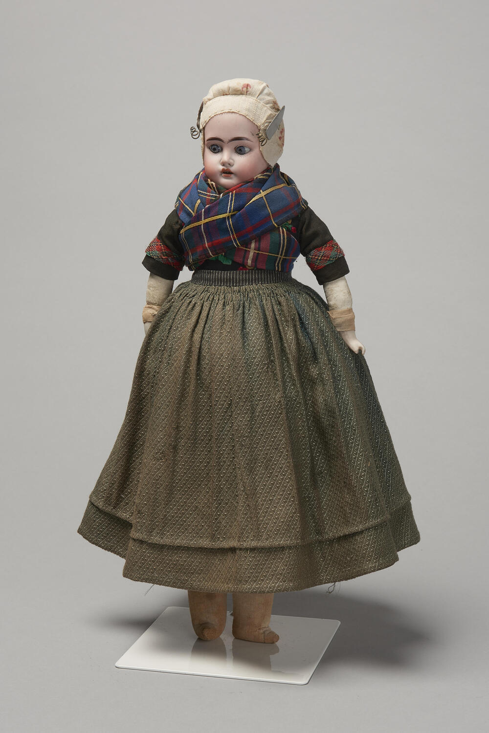 Pop gekleed als een vrouw uit Nunspeet in de doekendracht