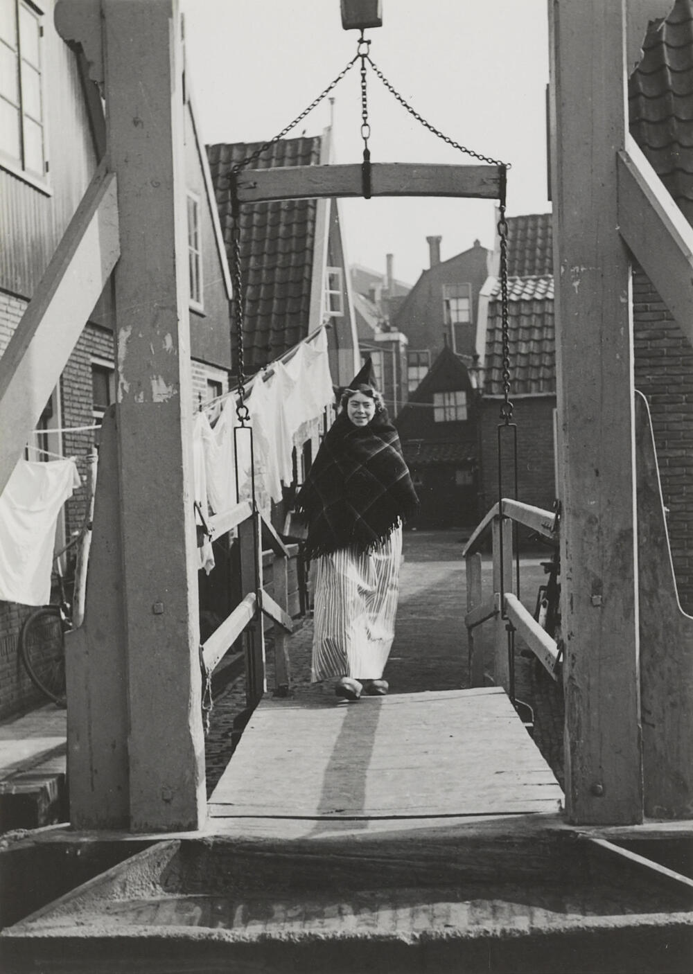 Meisje in Volendammer dracht, 1951