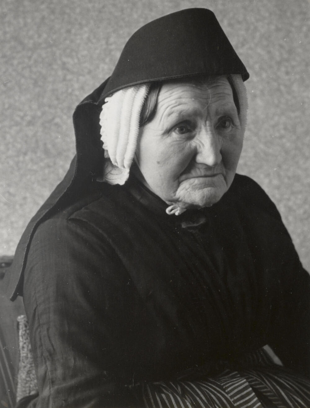 Vrouw uit Striep in Terschellinger dracht, 1950