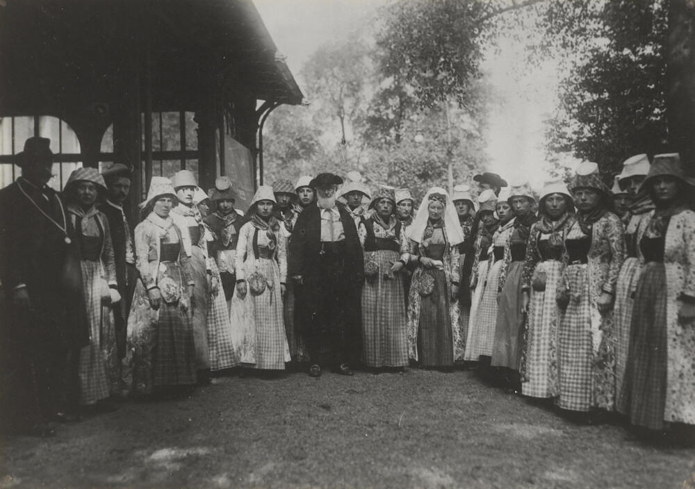 Groep vrouwen en mannen in Hindelooper dracht, 1913