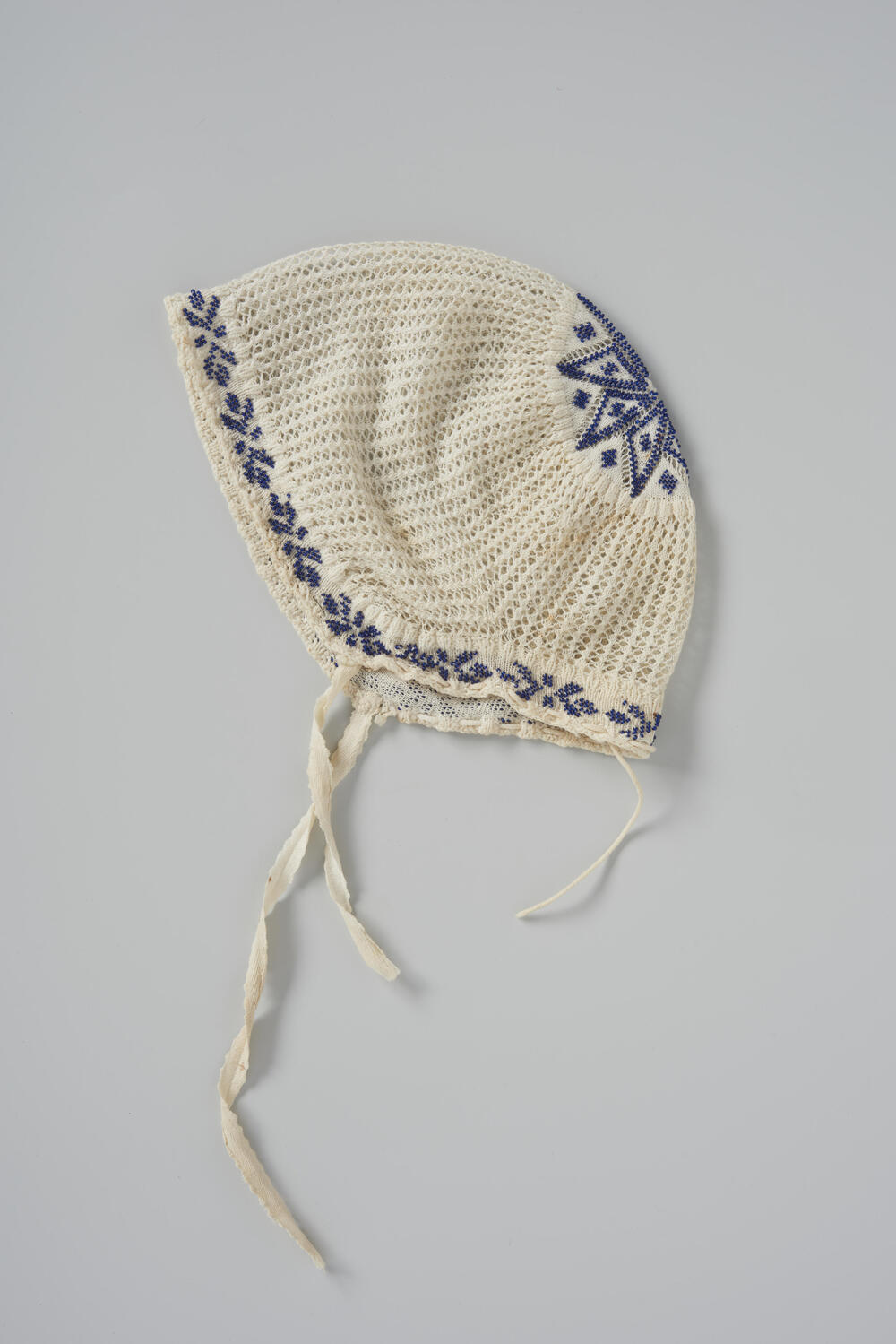 Babymutsje met ingebreide kraaltjesmotieven, Groningen, 1800–1900