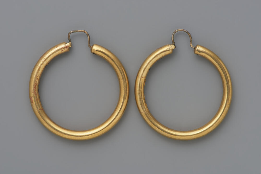 Paar vergulde messing oorringen van een visser, Goeree, 1875–1925