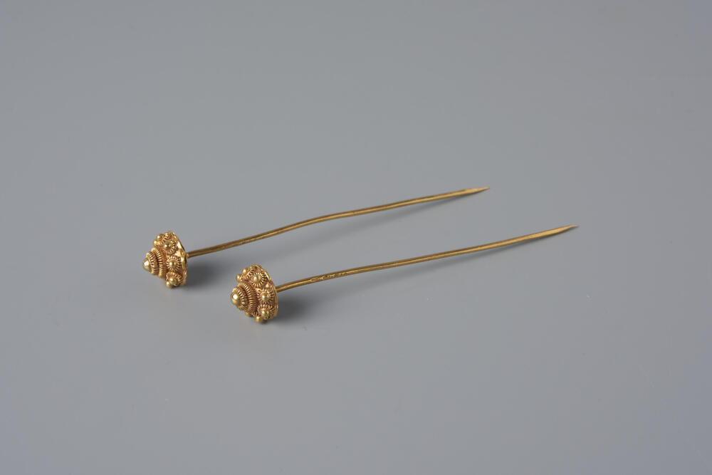 Paar gouden 'knopspelden', Walcheren, 1919–1940