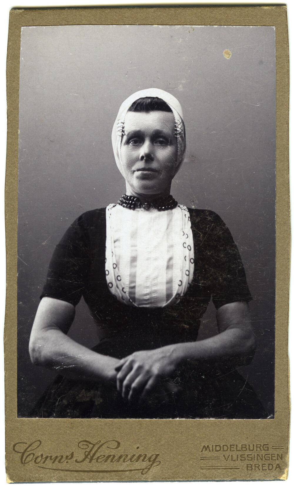 Vrouw in Walcherse dracht, 1904–1937