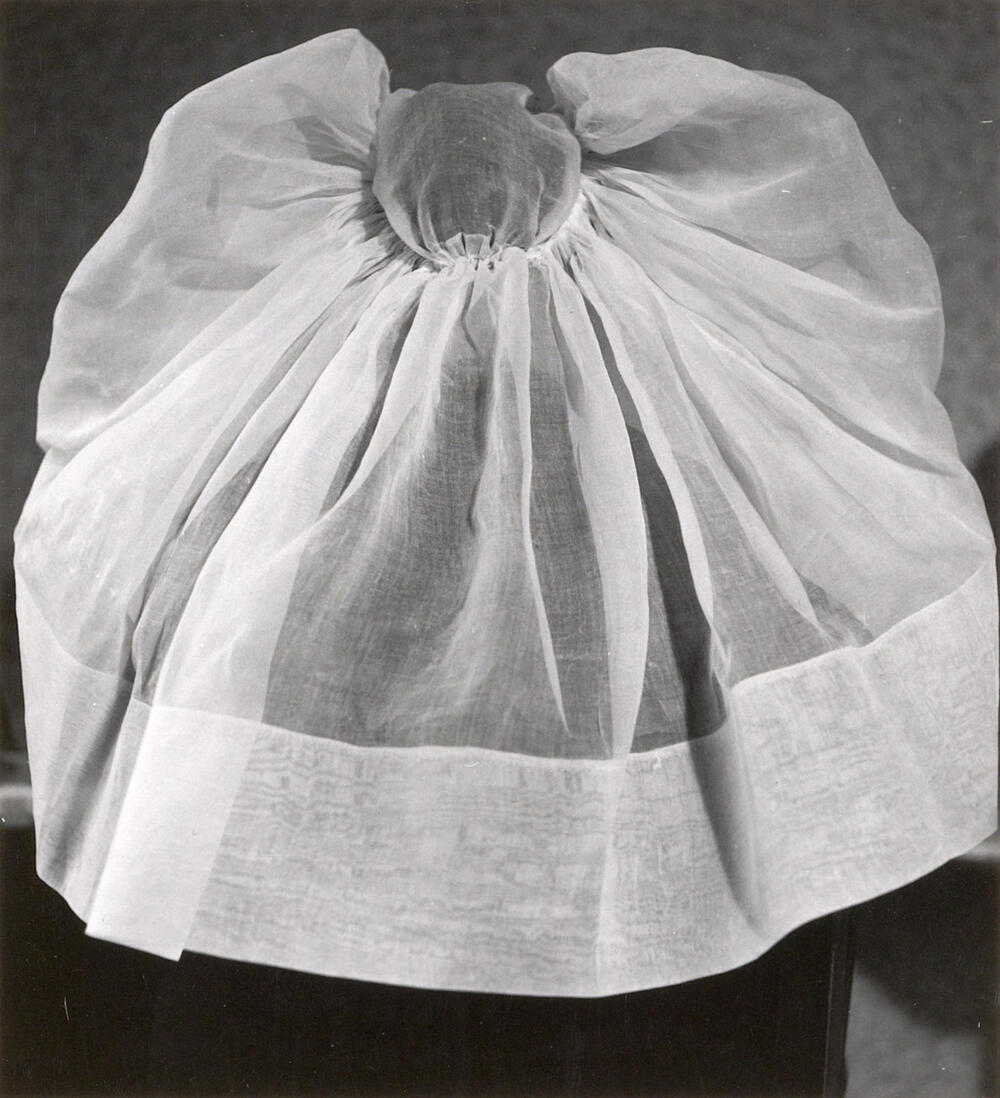 Sluiermuts van weduwe Van Dijk uit Oud-Vossemeer, 1955