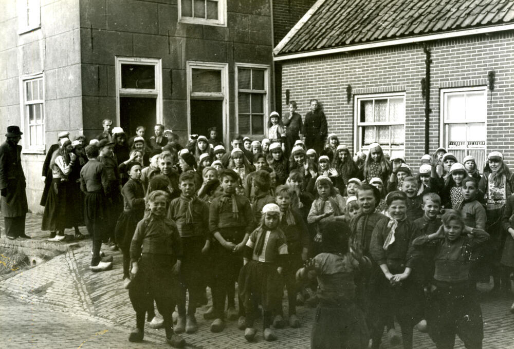 Groep schoolkinderen, Marken, 1944