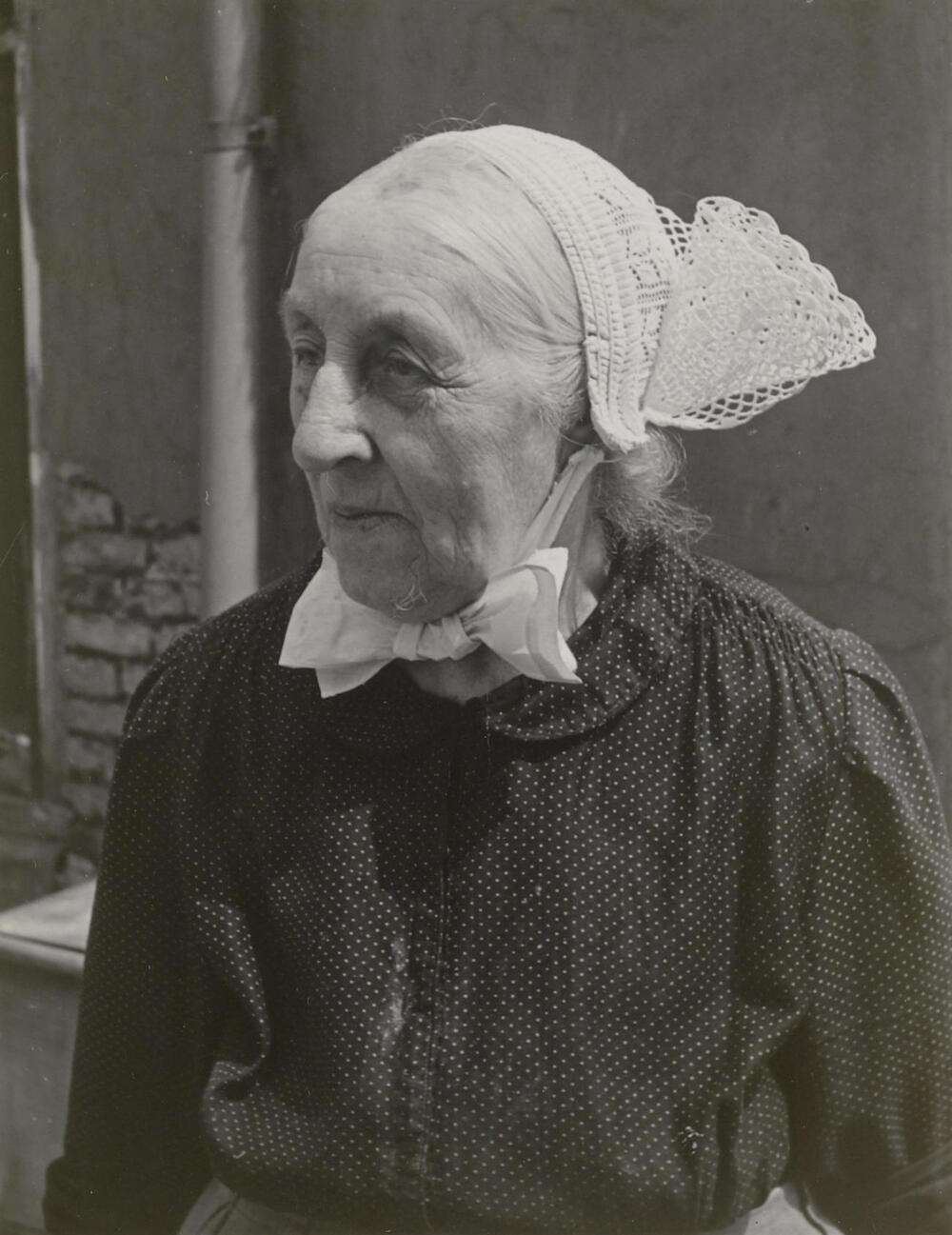 Vrouw uit Den Duin in streekdracht, 1947