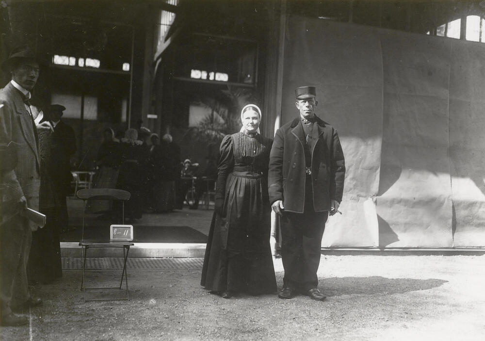 Vrouw en man in streekdracht uit Twente, 1913