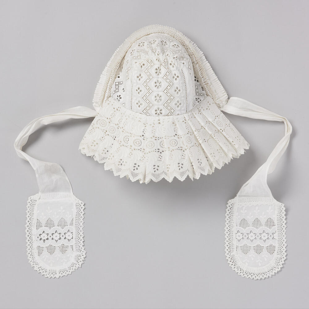 Muts van broderie anglaise, Drenthe, voor 1968