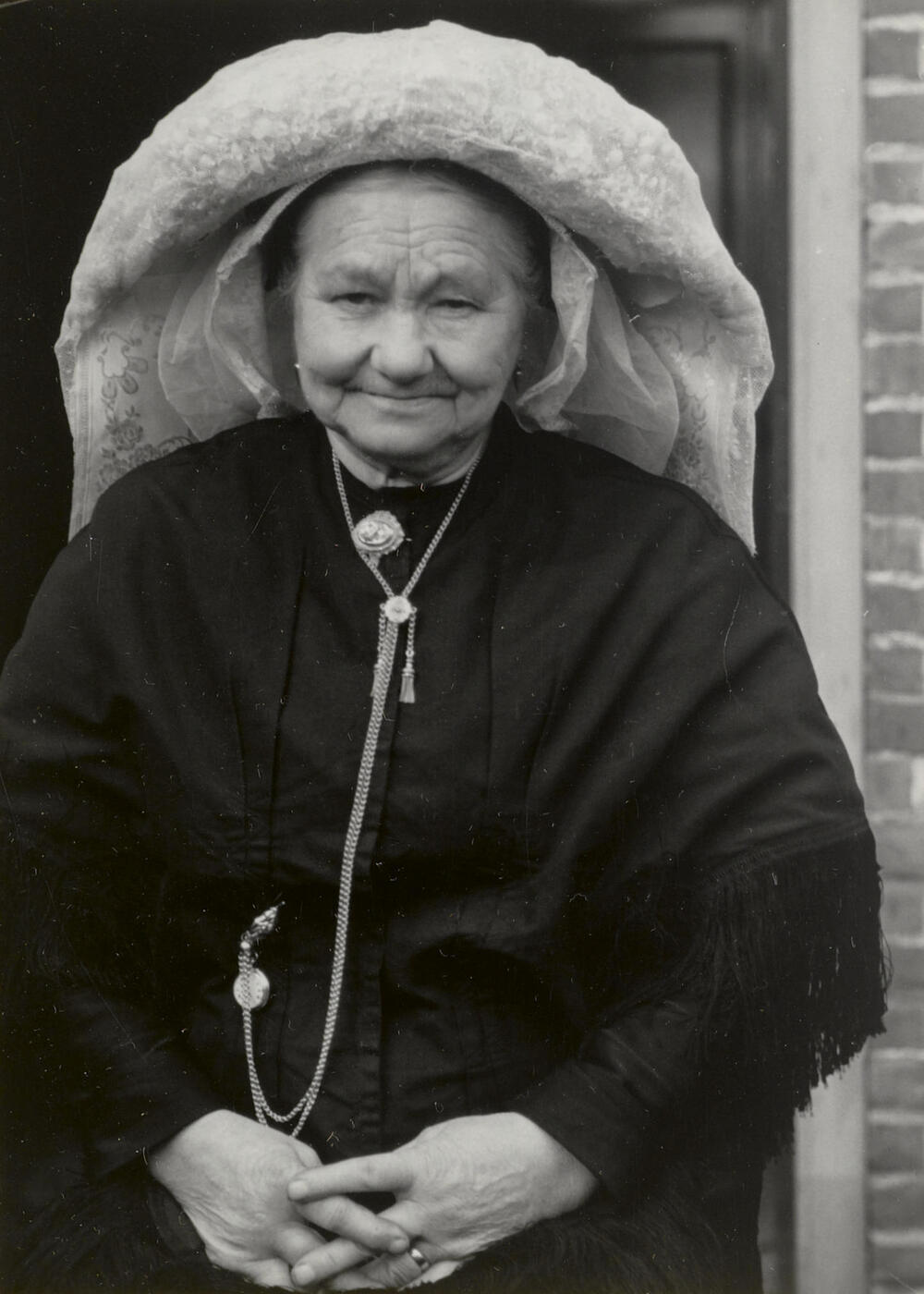 Vrouw uit Oirschot in zondagse dracht, 1950