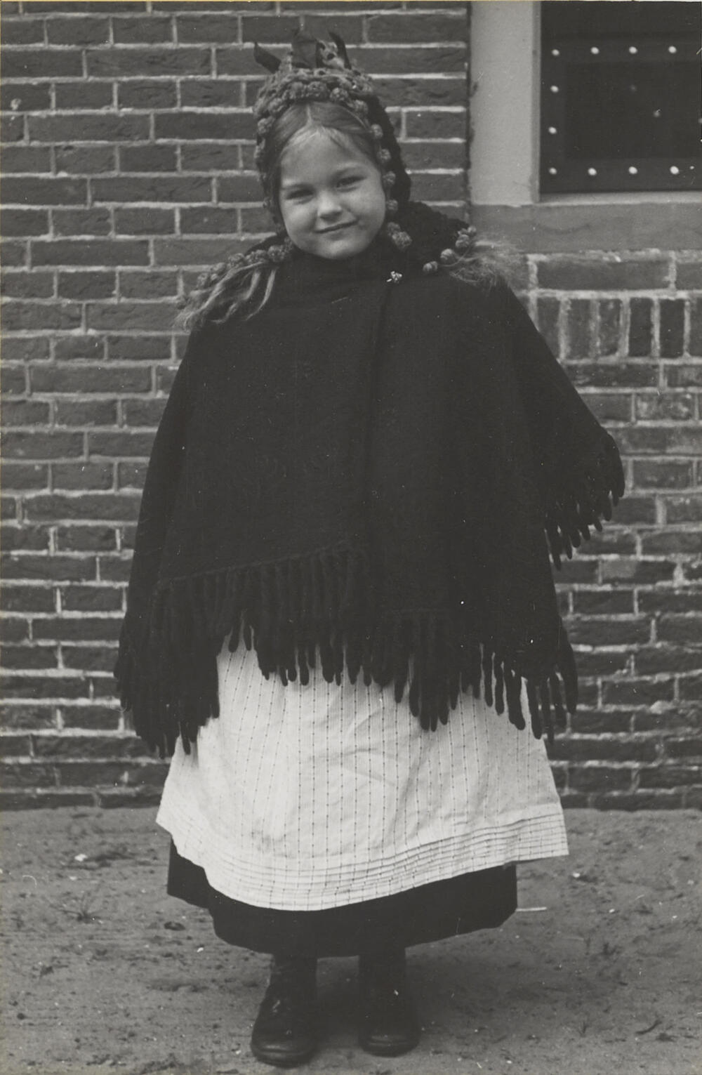 Meisje verkleed in streekdracht, Huizen, 1945