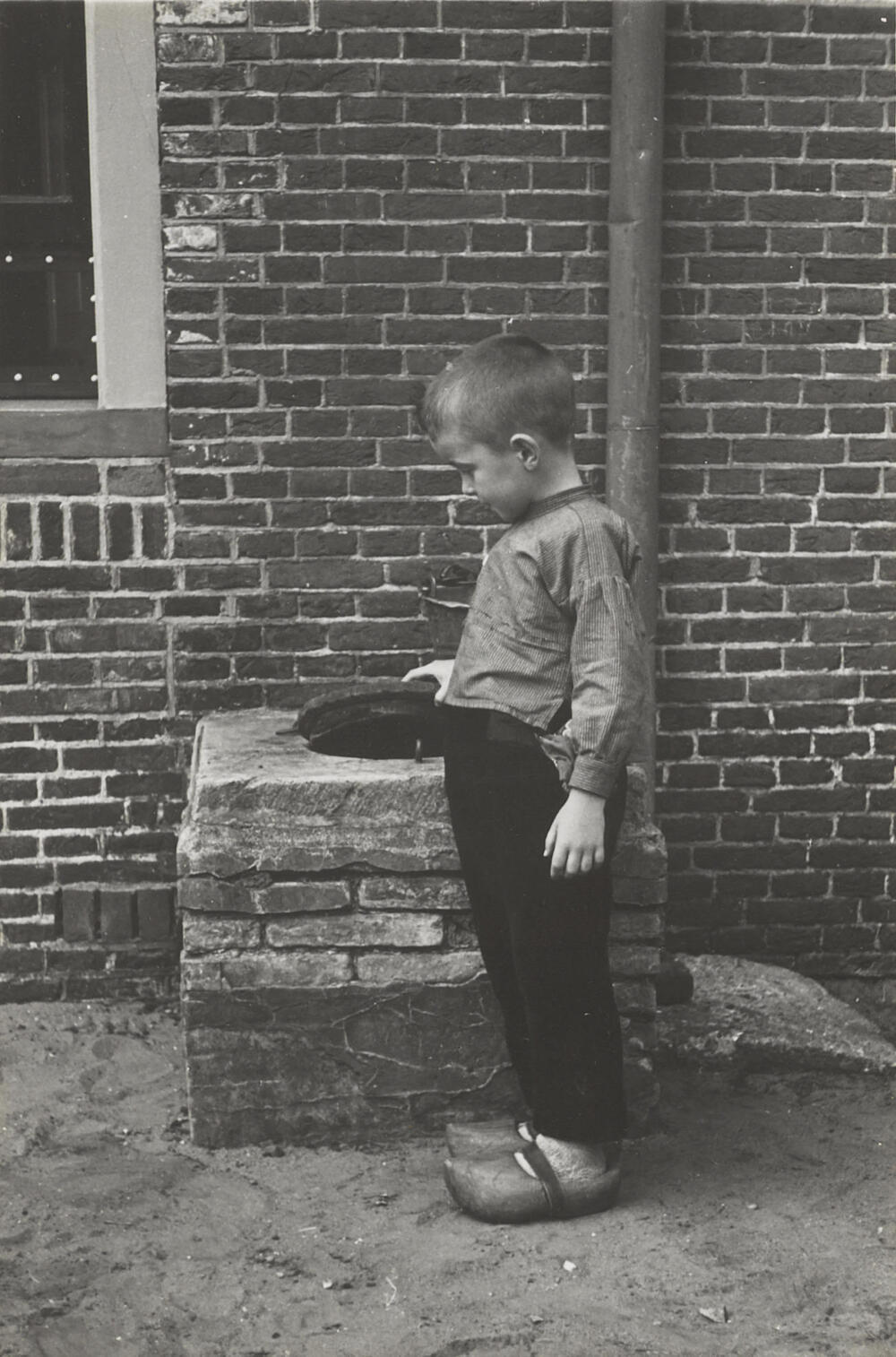 Jongen verkleed in streekdracht, Huizen, 1945