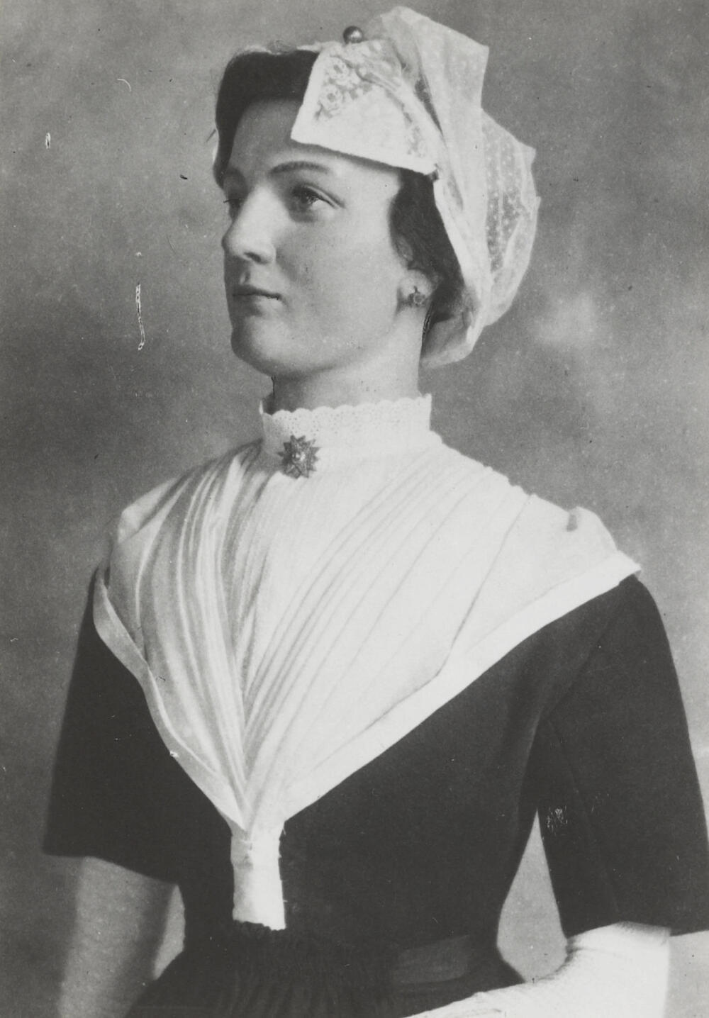 Pop in weeskleding van het Burgerweeshuis in Amsterdam, 1898–1916