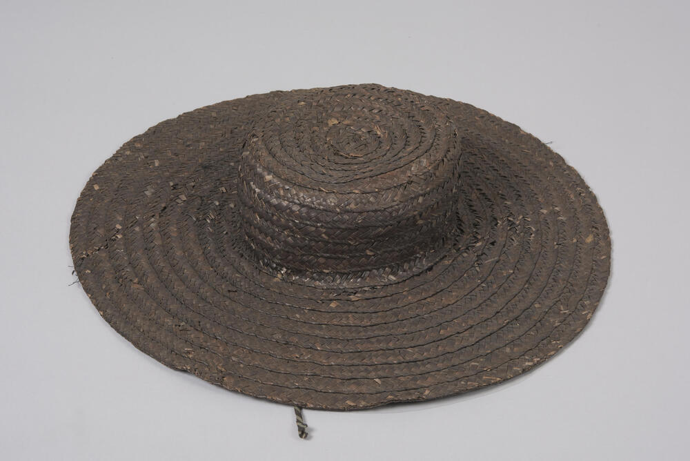Zwarte strohoed voor in het werk, Zuid-Beveland, circa 1931