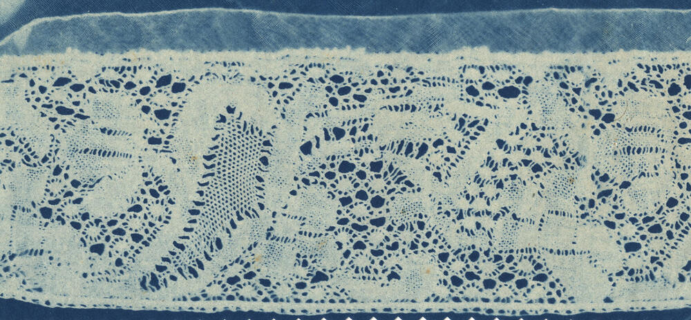 Detail 'hullekap' met strook Point de fée, Marken