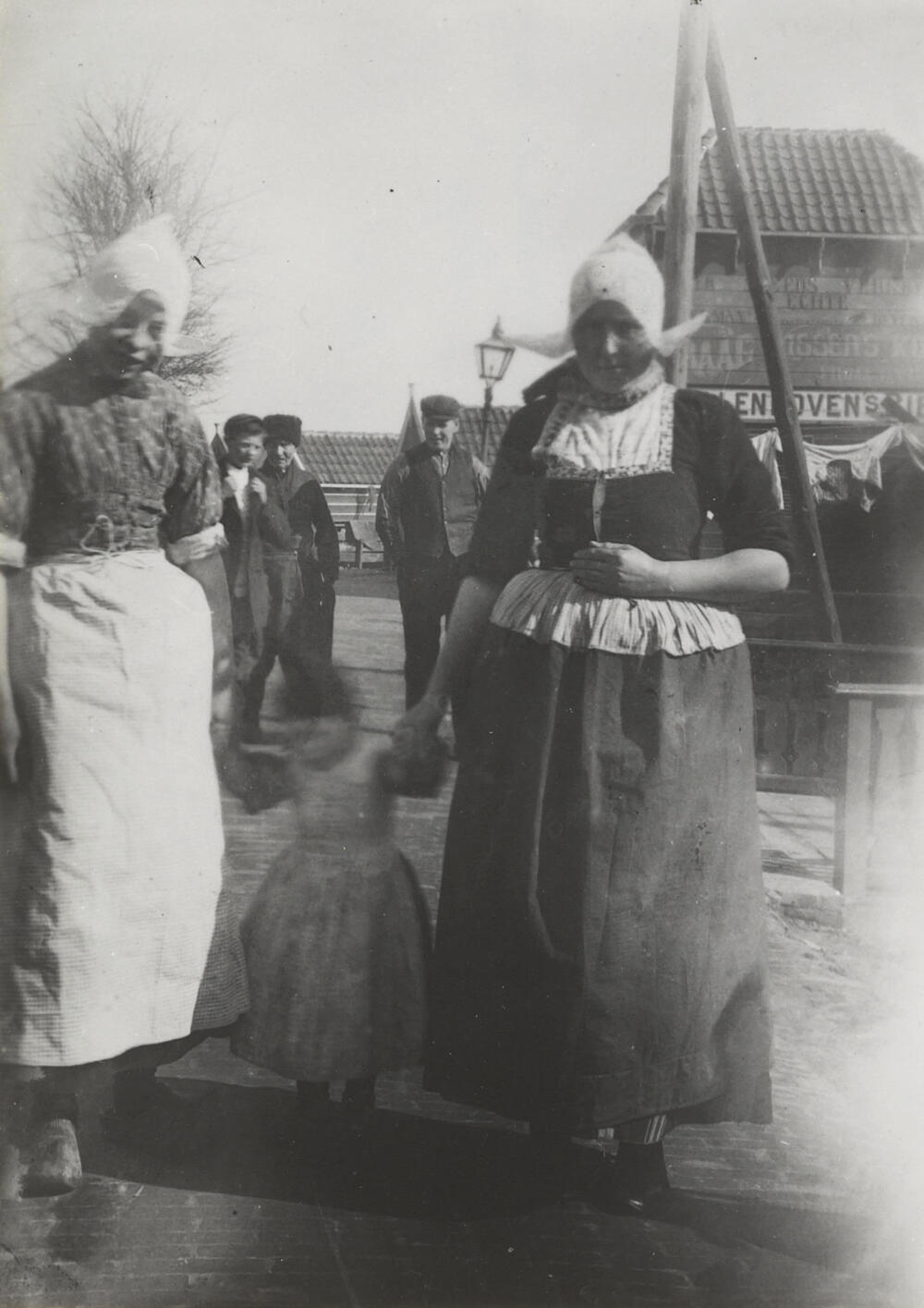 Vrouwen en meisje in Volendammer dracht, circa 1915
