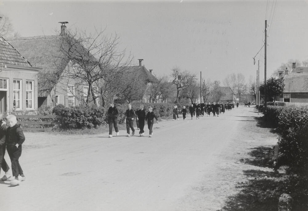 Uitgaan van de school, Staphorst, 1944