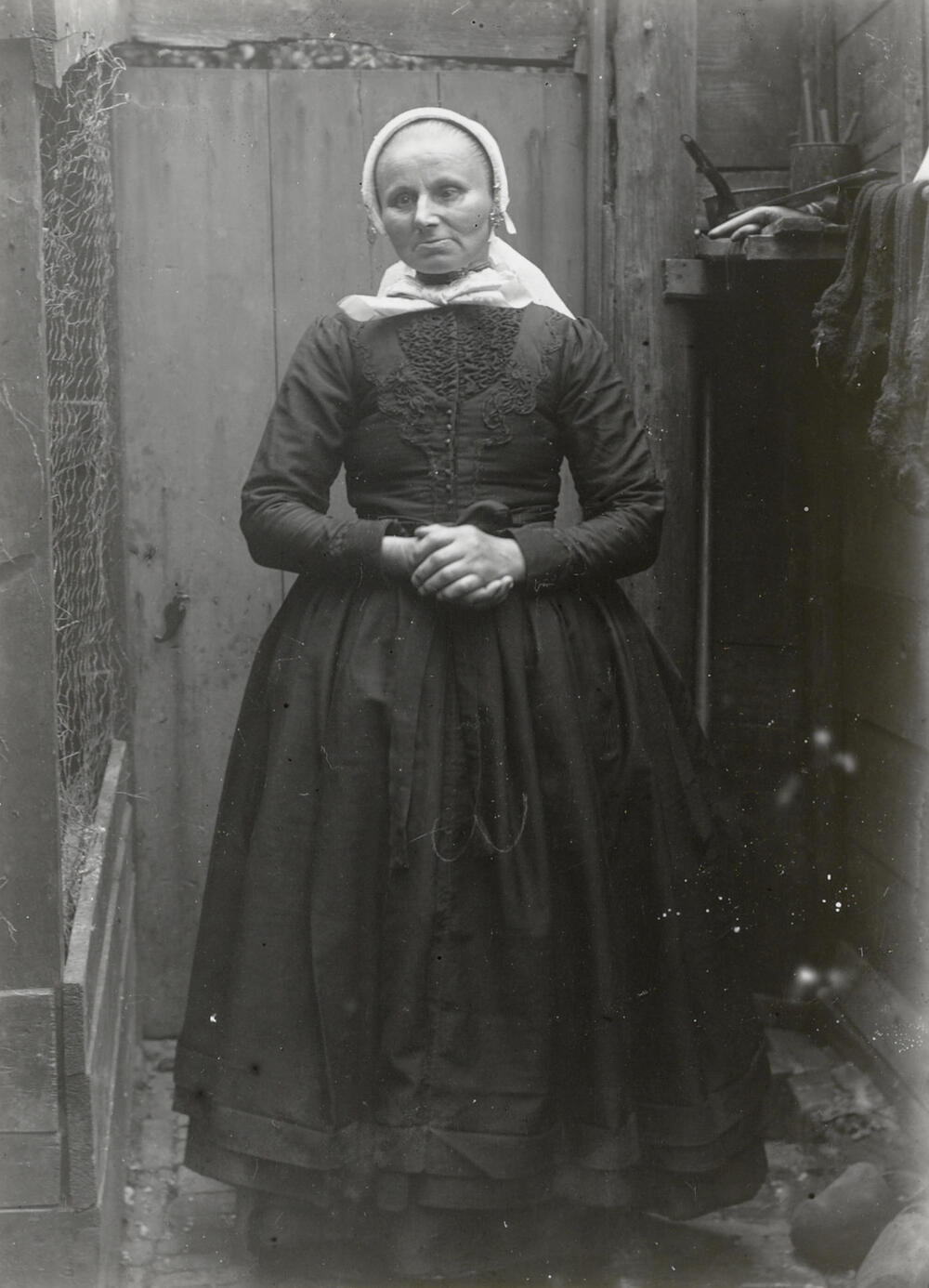Vrouw in streekdracht uit Kampen, circa 1915