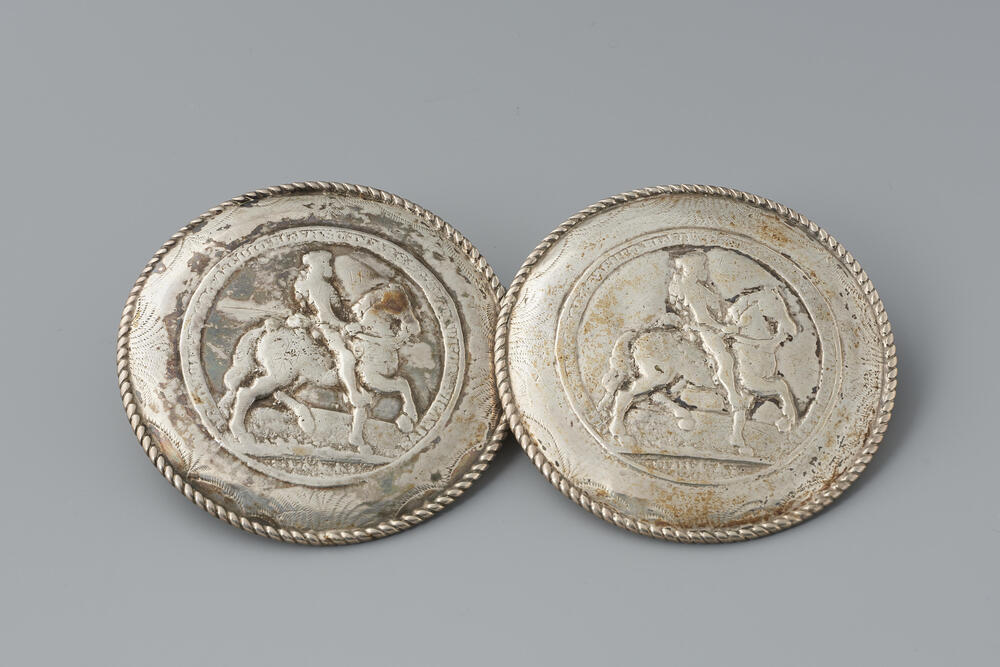 Paar zilveren broekstukken, Axel, 1858