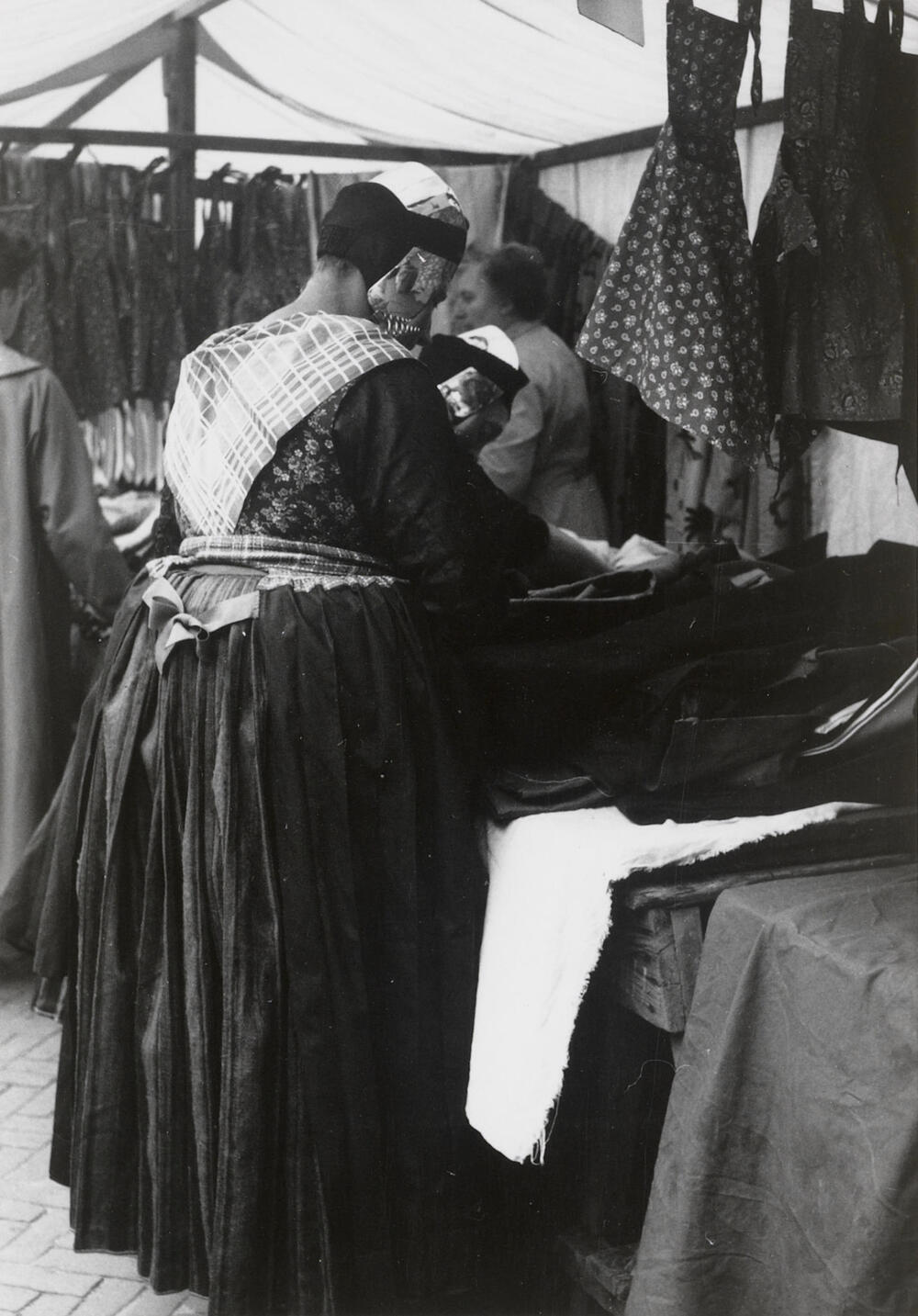 Vrouwen in Staphorster dracht op de markt, Zwolle, 1957