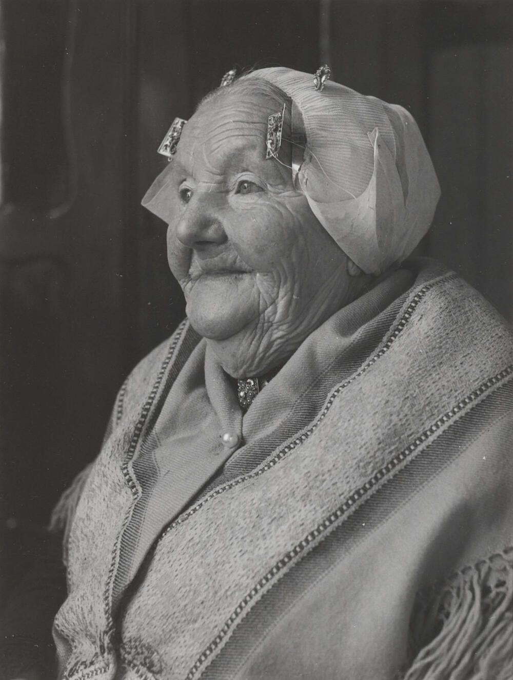 Elizabeth Duindam-Spaanderman in zondagse dracht, Noordwijk aan Zee, 1955