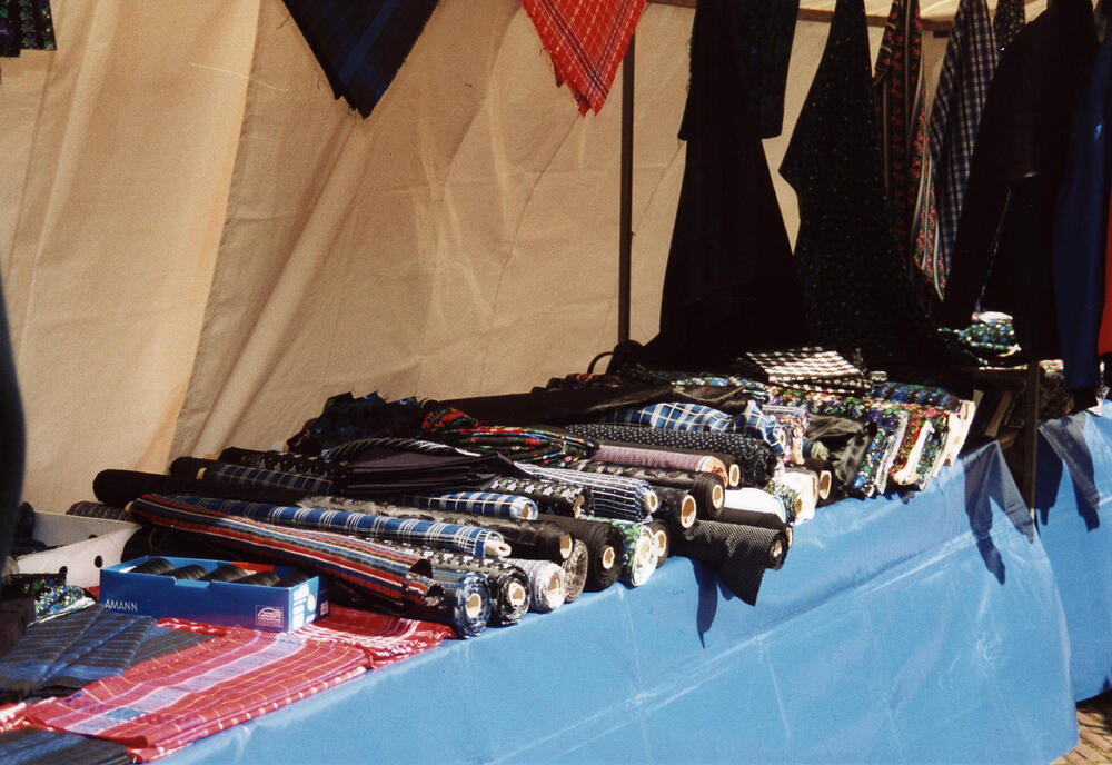 Marktkraam van streekdrachtstoffenhandel Booy, 2002