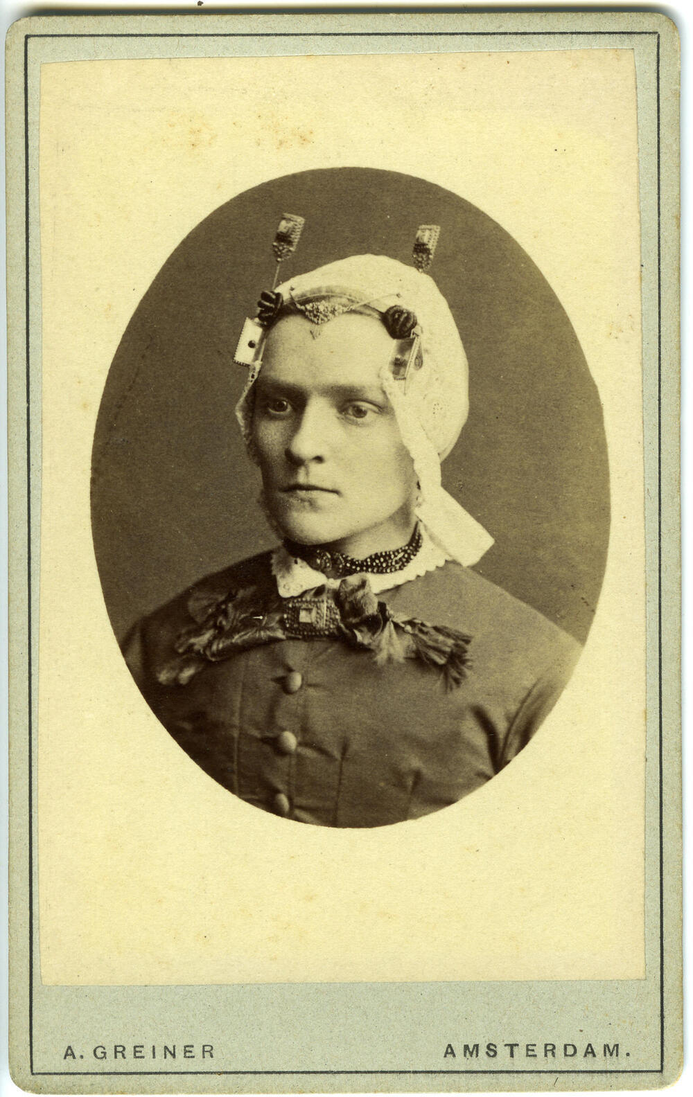 Vrouw in West-Friese streekdracht, circa 1890