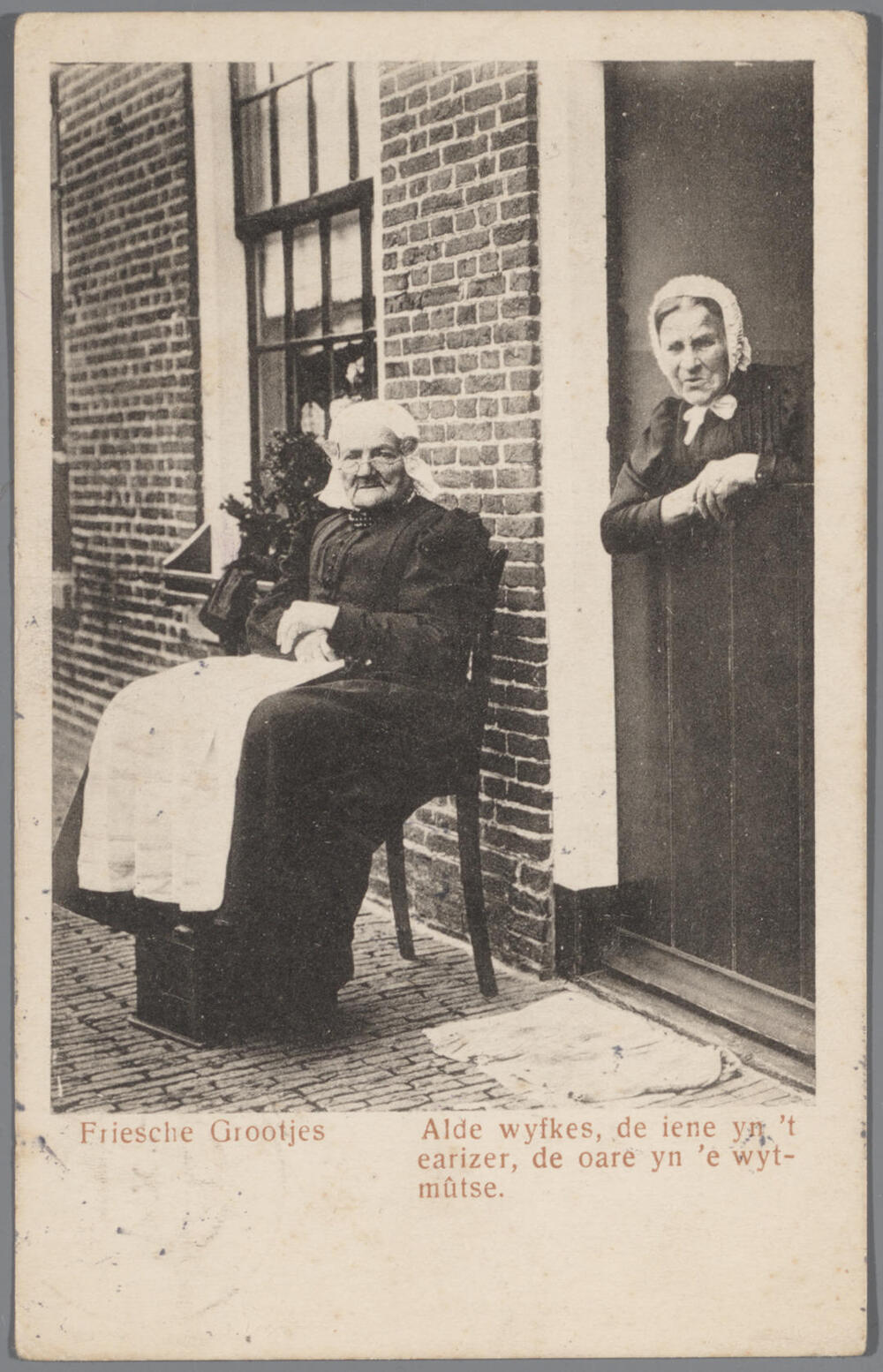 Twee vrouwen in Friese streekdracht.